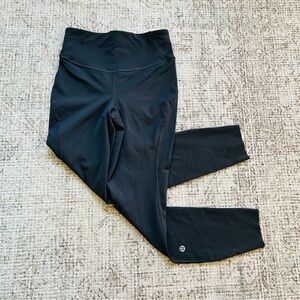 Lululemon cropped leggings size 8 color black 22"